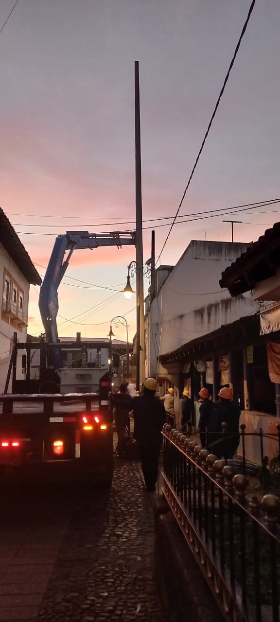 Trabajo de instalación eléctrica en vía pública